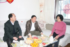 集团公司领导走访慰问退休职工
