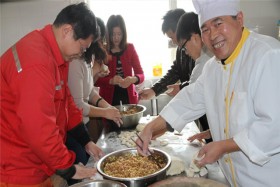2014年5月1日华海公司职工餐厅内欢声笑语